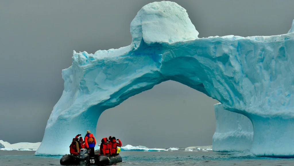 Projected Surge of Nearly Half a Million Tourists to Antarctica by 2033