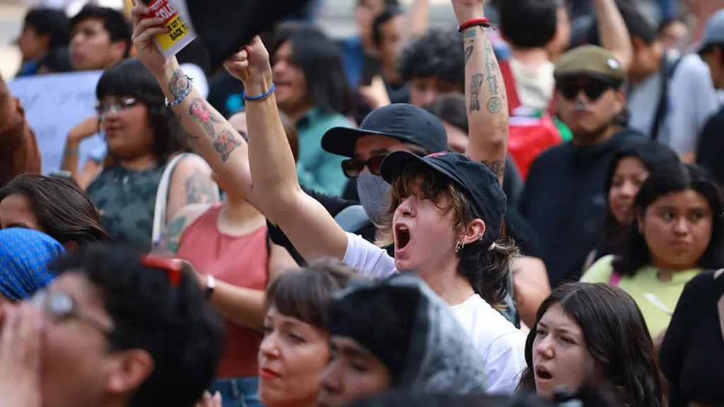 The Impact of Escalating American Tourism in Mexico and Local Reactions