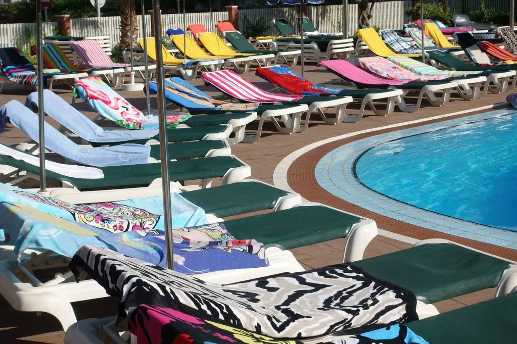 A Stormy Holiday: Unpacking the Unusual Poolside Scene in Palma