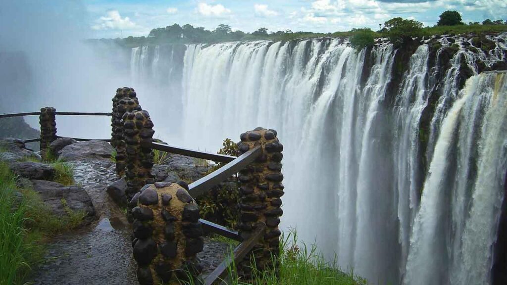 Vic Falls 2025: Unmissable Insights on Flights and Stays