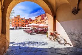 Analyzing Florence’s Tourist Crowds and Exploring Lucca as a Relaxed Tuscan Alternative