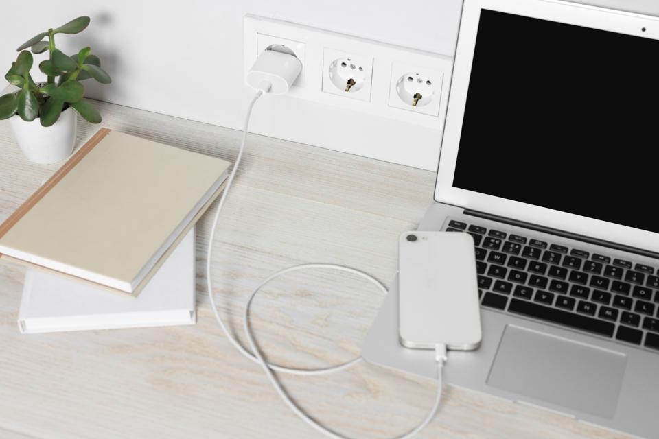 Handy Power Adapter Picks Every Digital Nomad Should Consider for International Trips