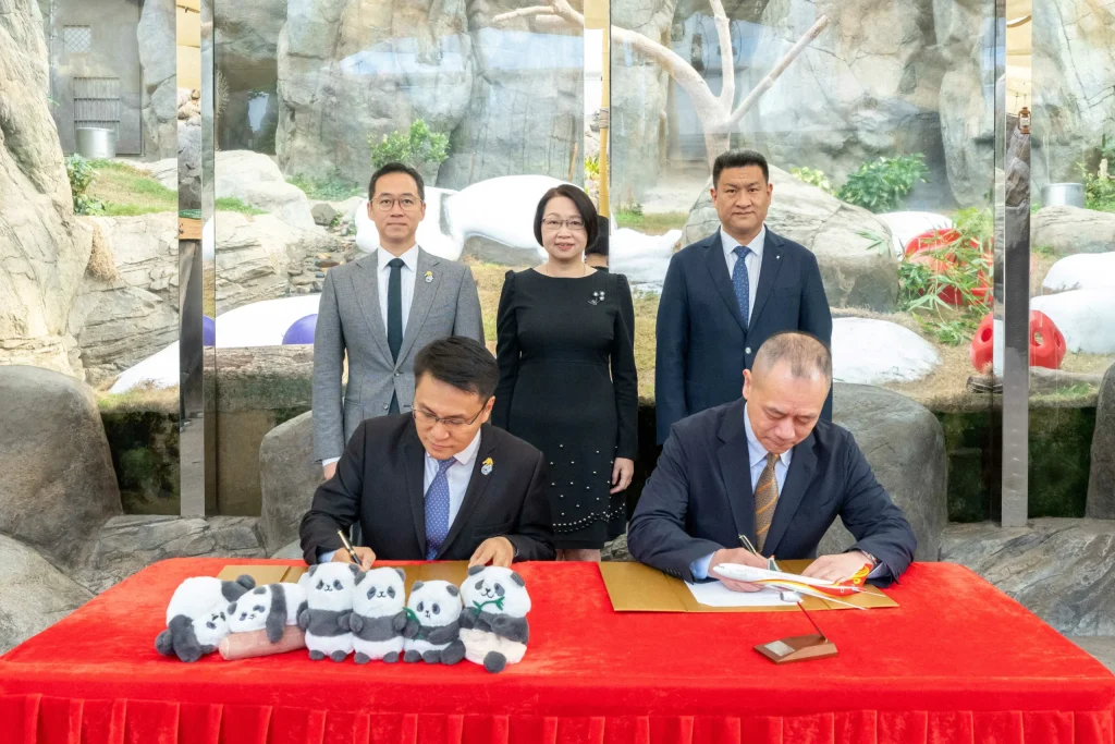 Hong Kong Airlines and Ocean Park Partner to Launch Panda-Themed A320 Plane for Unique Travel Experiences