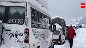 Snowfall Strands Tourists in Manali as Roads Close and Transport Halts