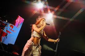 Wet Leg at Bonnaroo: Arrival Logistics, Set Time and Transfer Advice